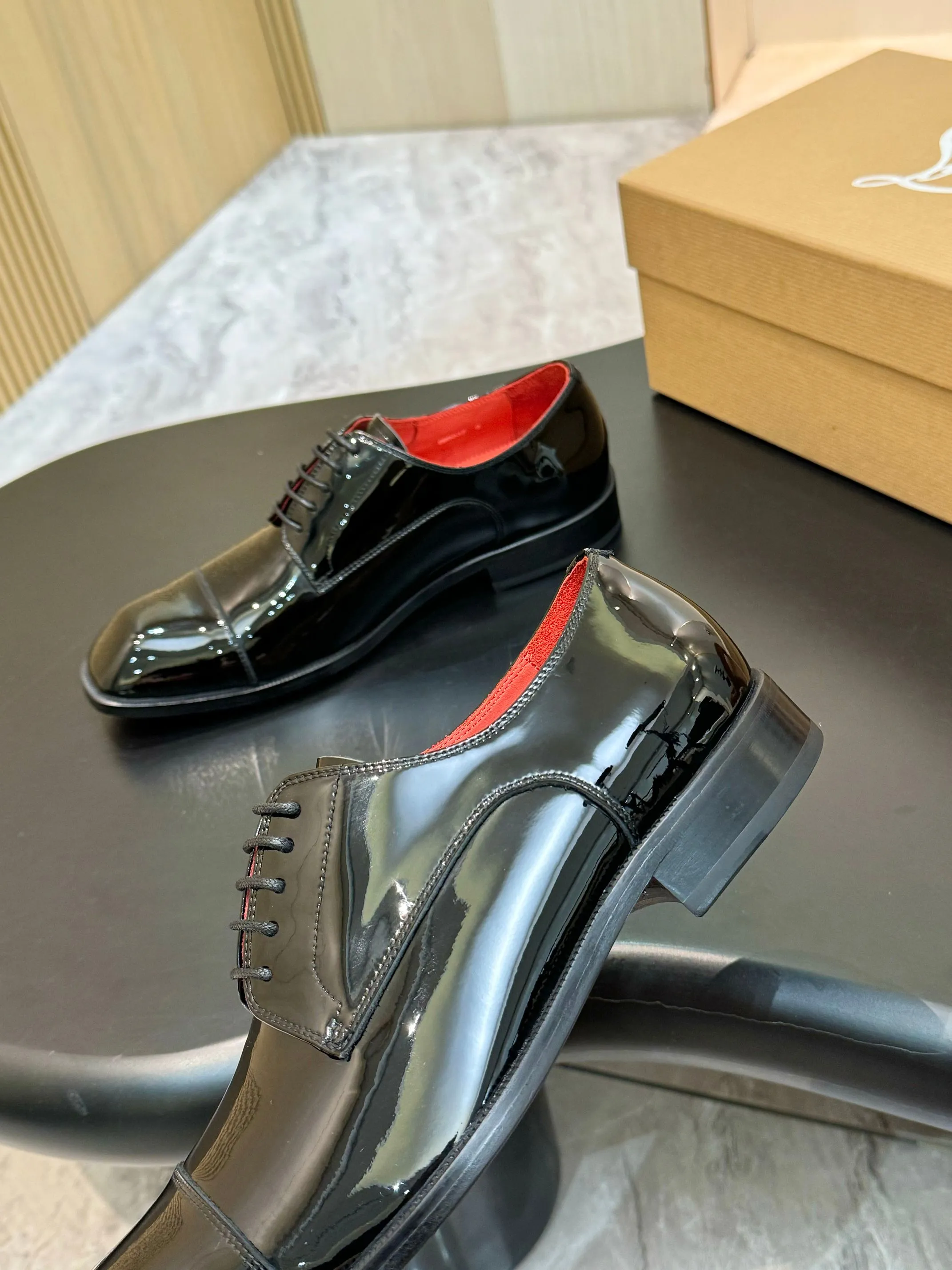 [CL red sole shoes] Top P: 1020💰 Size 39-44 (⚠️38.45.46.47 custom-made, non-returnable and non-exchangeable) 🆑High-end men's business formal leather shoes, original authentic top quality goods ••✅💯 Top original order purchasing agent! Original imported patterned cowhide ➕Imported cowhide lining ➕Cowhide feet ➕Original leather outsole~🉑️Feel free to compare the authentic ones!